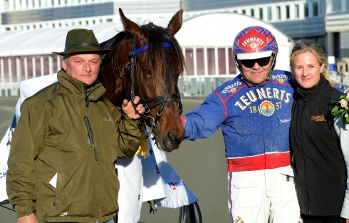 Belker fick ställa upp för fotografering efter att ha utklassat konkurrenterna i Scarlet Knights lopp. Foto av Lars Jakobsson/TR Bild